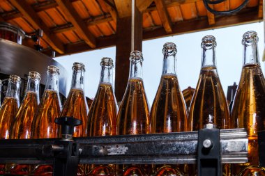 Otomasyon şişeleme satırı için şampanya Alsace'deki / daki üretmek