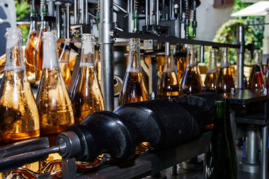 Otomasyon şişeleme satırı için şampanya Alsace'deki / daki üretmek