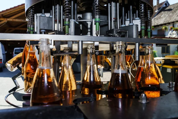 Otomasyon şişeleme satırı için şampanya Alsace'deki / daki üretmek — Stok fotoğraf