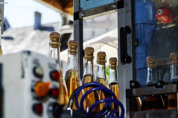 Línea de embotellado de automatización para producir champán en Alsacia —  Fotos de Stock