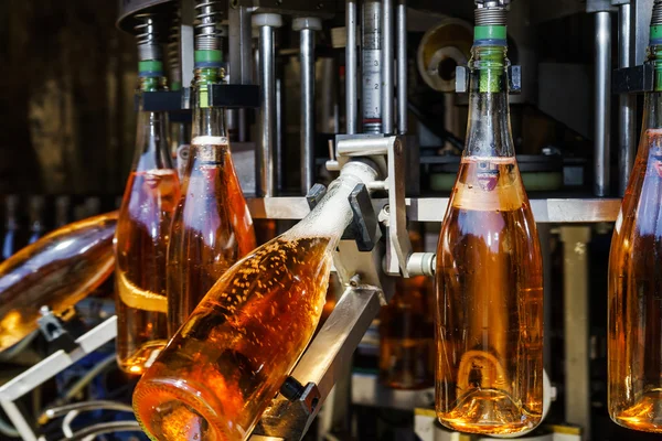 自动灌装线产生在阿尔萨斯的香槟 — 图库照片