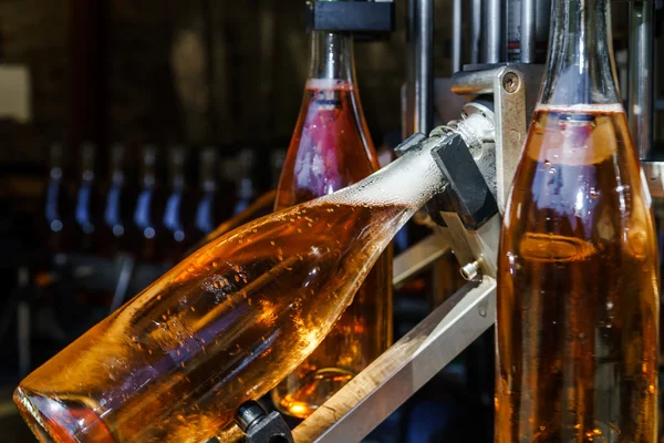 Línea de embotellado de automatización para producir champán en Alsacia —  Fotos de Stock