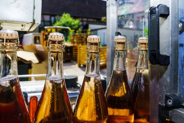 Linha de engarrafamento de automação para produzir champanhe na Alsácia — Fotografia de Stock