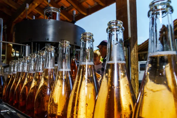 Línea de embotellado de automatización para producir champán en Alsacia — Foto de Stock