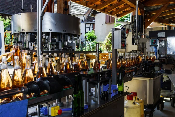 Automation tappning linje för producera champagne i Alsace — Stockfoto