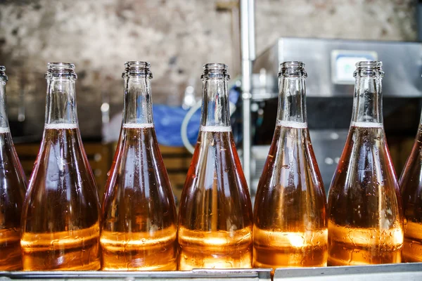 Línea de embotellado de automatización para producir champán en Alsacia —  Fotos de Stock