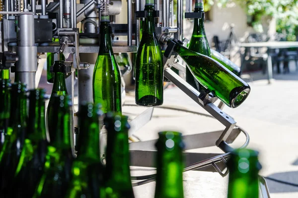 Automation tappning linje för producera champagne i Alsace — Stockfoto