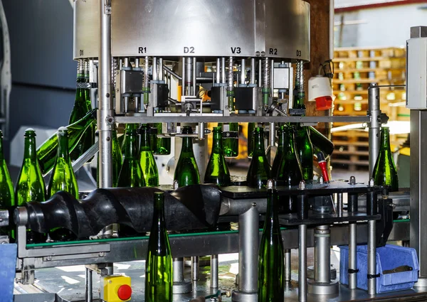 Automation tappning linje för producera champagne i Alsace — Stockfoto