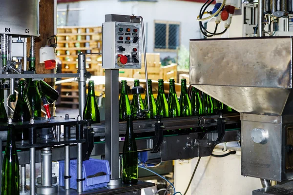 Automation tappning linje för producera champagne i Alsace — Stockfoto