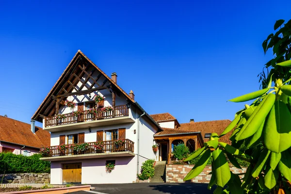 Vackra pensionat med terrass i Alsace, Frankrike. Alpine styl — Stockfoto