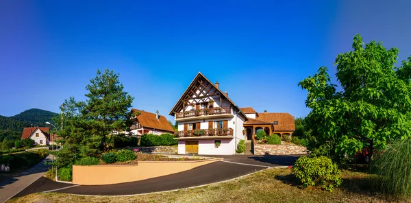 Vackra pensionat med terrass i Alsace, Frankrike. Alpine styl — Stockfoto