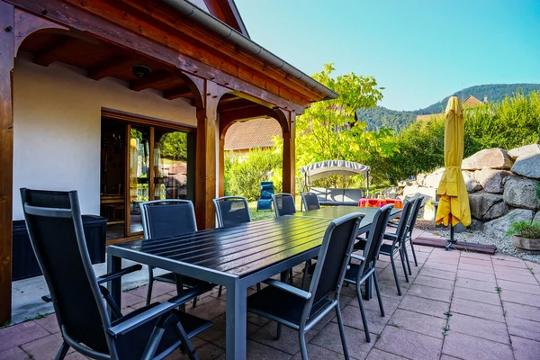 Linda pousada com terraço na Alsácia, França. Estanho alpino — Fotografia de Stock