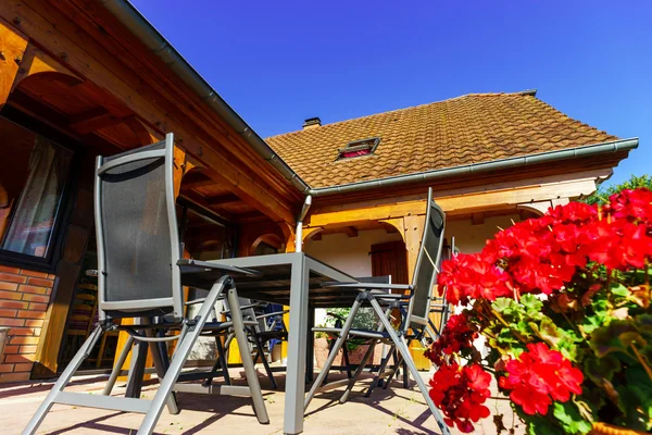 Krásný penzion s terasou v Alsasku, Francie. Alpský styl — Stock fotografie