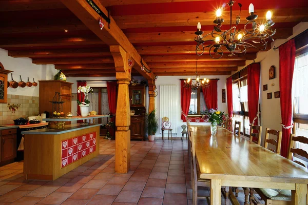 农村 alsacien 风格房子舒适的内部空间 — 图库照片