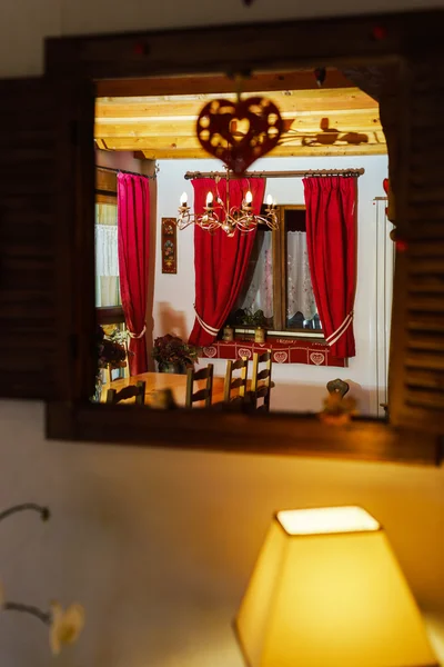 Деревенский дом комфортный интерьер в стиле альсасьен — стоковое фото