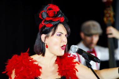 Christel Kern chanson söylüyor. Fransız aktrisin portresi. Sahne