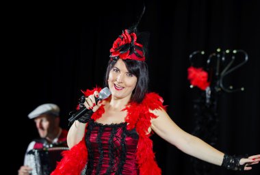 Christel Kern chanson söylüyor. Fransız aktrisin portresi. Sahne