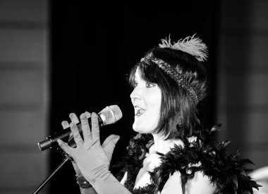 Christel Kern chanson söylüyor. Fransız aktrisin portresi. Sahne