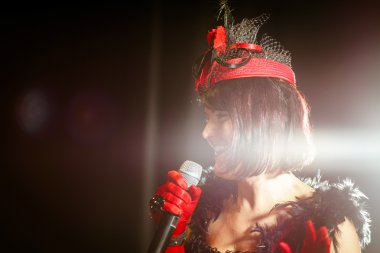 Christel Kern chanson söylüyor. Fransız aktrisin portresi. Sahne