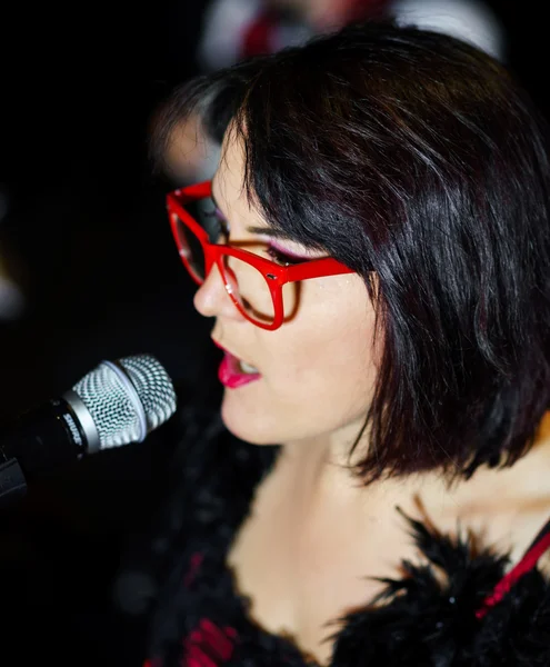 Christel Kern chante une chanson. Portrait de l'actrice française. Scène — Photo