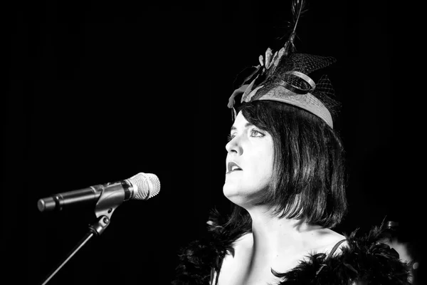 Christel Kern singing chanson. Portrait of french actress. Scene — Stock Photo, Image