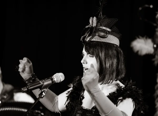 Christel Kern a cantar chanson. Retrato de atriz francesa. Cena — Fotografia de Stock