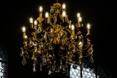 Kristal avize aydınlatma büyük görkemli salonda