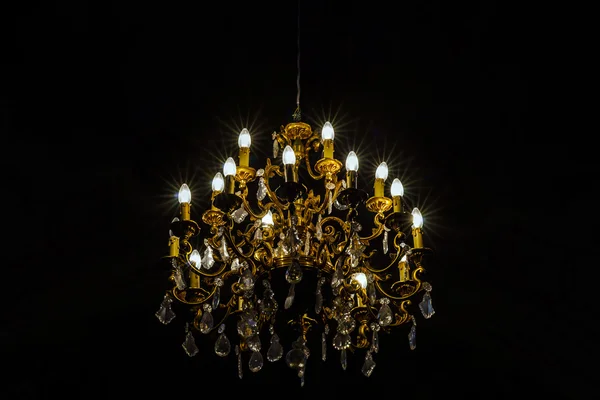 Křišťálový lustr osvětlení ve velkém sále majestátní — Stock fotografie