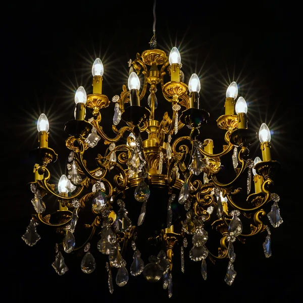 Crystal chandelier lighting in the big majestic hall — Stock Photo, Image