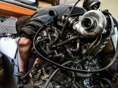 Motorun içinden geç. Motoru yenile. Motoru tamir et. Araçlar, yağ, hortumlar, silindir bloklar, boya, temizlik, bir araba için dizel içten yanmalı motorun tamiri.