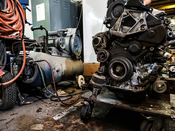 エンジンを通してください エンジンを更新しろ エンジンを修理しろ ツール オイル ノズル シリンダーブロック 車のためのディーゼル内燃機関の修理 — ストック写真