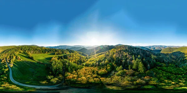 산봉우리 위에는 색깔의 계곡이 나무의 색깔의 포도밭 햇빛이 내리쬐는 언덕들 — 스톡 사진