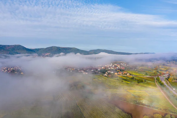 Pohled Ohromující Rozlohu Podhůří Vosges Podzimní Vinice Ranní Mlze Francie — Stock fotografie