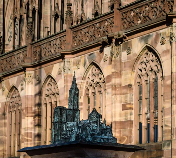 Strasbourg Katedrali Nin Bronzdan Yapılmış Minyatür Modeli Katedral Meydanına Kurulmuş — Stok fotoğraf