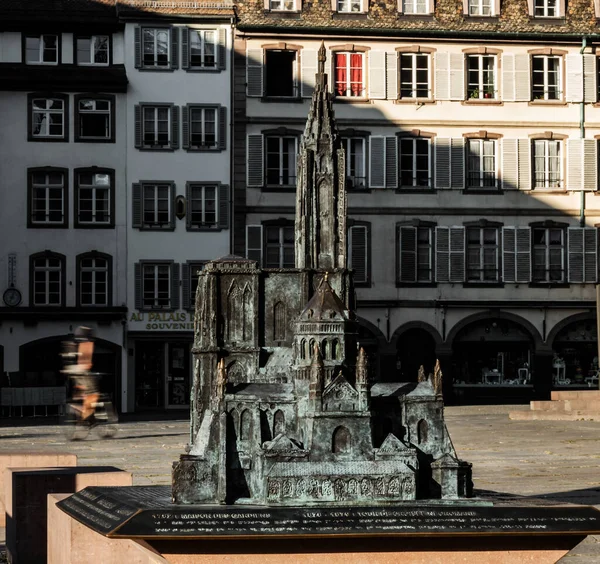 Miniatuurmodel Van Kathedraal Van Straatsburg Gemaakt Van Brons Geïnstalleerd Het — Stockfoto