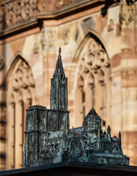 Strasbourg Katedrali Nin Bronzdan Yapılmış Minyatür Modeli Katedral Meydanına Kurulmuş — Stok fotoğraf