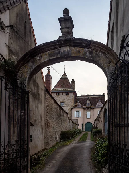 古い通りとフランスの小さなブルゴーニュの町の中世の城 ストック写真