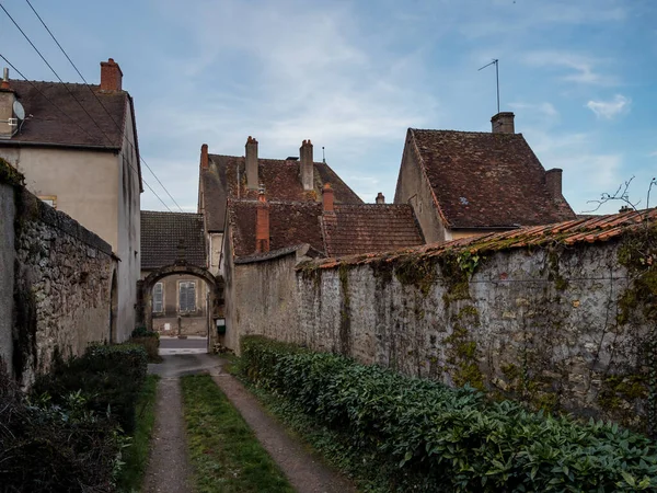 古い通りとフランスの小さなブルゴーニュの町の中世の城 ロイヤリティフリーのストック画像
