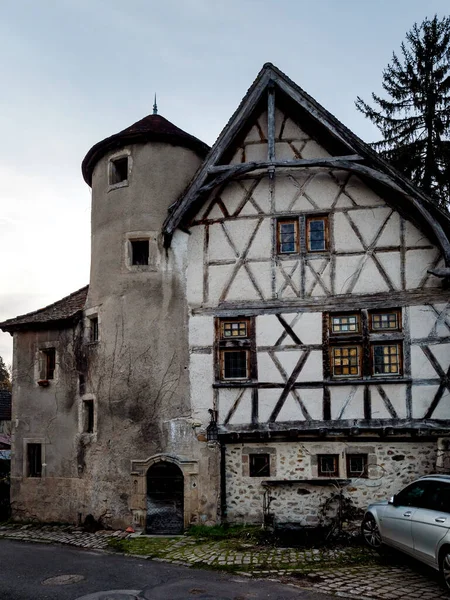 古い通りとフランスの小さなブルゴーニュの町の中世の城 ロイヤリティフリーのストック写真