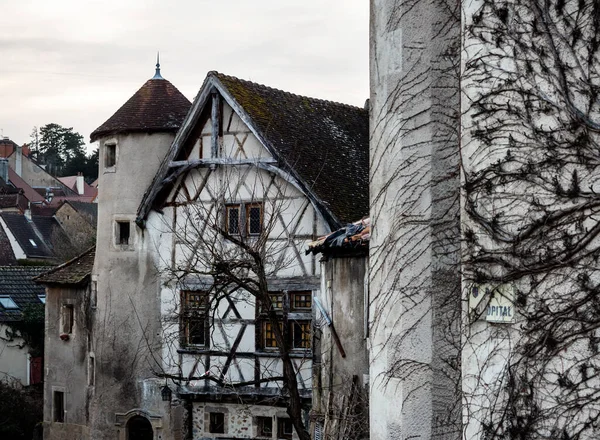 古い通りとフランスの小さなブルゴーニュの町の中世の城 ストックフォト