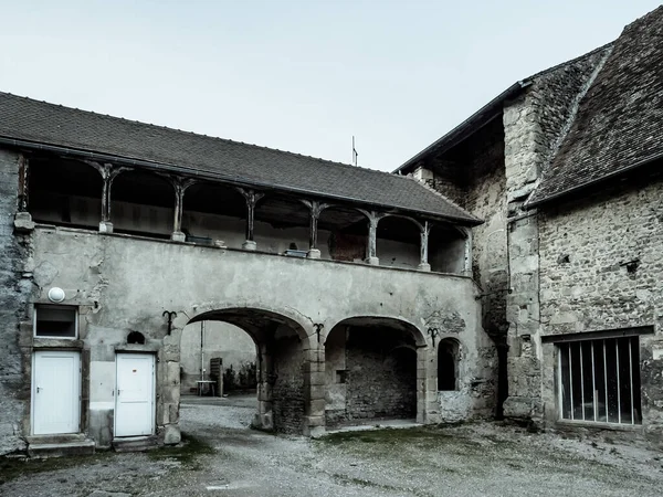 Străzi Vechi Castele Medievale Ale Unui Mic Oraș Din Burgundia Imagini stoc fără drepturi de autor
