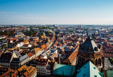 Strasbourg şehrinin havadan görünüşü. Güneşli bir gün. Kırmızı kiremitli çatılar. Küçük, eski şehrin oyuncak evleri gibi..