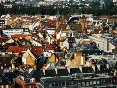 Strasbourg şehrinin havadan görünüşü. Güneşli bir gün. Kırmızı kiremitli çatılar. Eski şehrin oyuncak evleri gibi küçük. Eski Aziz Peter Kilisesi.