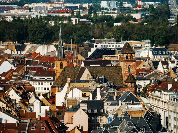 斯特拉斯堡市的空中景观 阳光灿烂的日子 红色的砖瓦屋顶小的 就像古城的玩具屋 老圣彼得教堂 — 图库照片