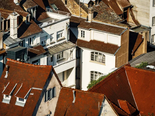 ストラスブールの街の空中ビュー 晴れた日 赤い瓦の屋根 小さな 旧市街のおもちゃの家のように — ストック写真