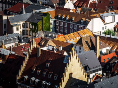 Strasbourg şehrinin havadan görünüşü. Güneşli bir gün. Kırmızı kiremitli çatılar. Asma katlı evler.