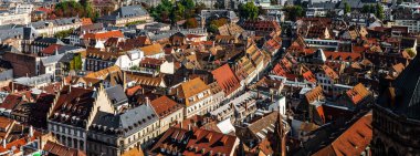Strasbourg şehrinin havadan görünüşü. Güneşli bir gün. Kırmızı kiremitli çatılar. Küçük, eski şehrin oyuncak evleri gibi..