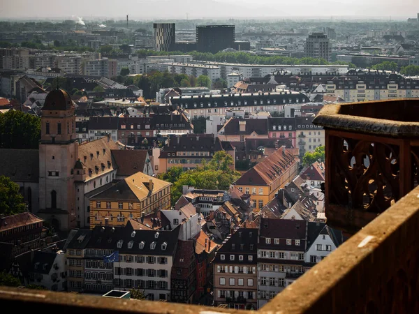 Strasbourg Şehrinin Havadan Görünüşü Güneşli Bir Gün Kırmızı Kiremitli Çatılar — Stok fotoğraf