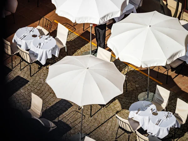 Una Vista Panoramica Dei Tavoli Vuoti Degli Ombrelloni Caffè Fronte — Foto Stock