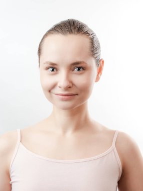 Temiz Taze Ciltli Güzel Genç Kadın bakışlarını başka tarafa çevir. Güzel kız yüz bakımı. Yüz bakımı. Kozmetik, güzellik ve kaplıca. Doğal kozmetik ürünü. Organik BiyoKozmetik Konsepti. Beyaz arkaplanda izole.